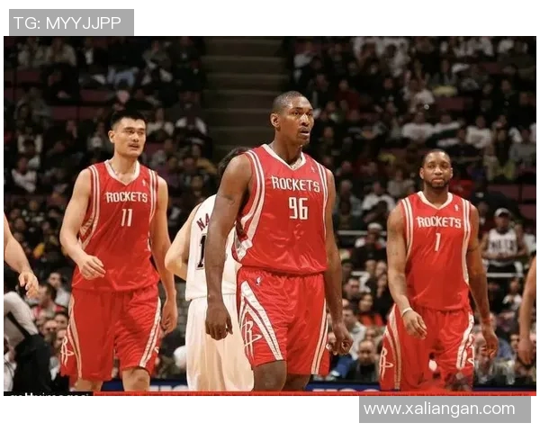 姚明在对阵活塞的比赛中展现统治力助火箭取得辉煌胜利